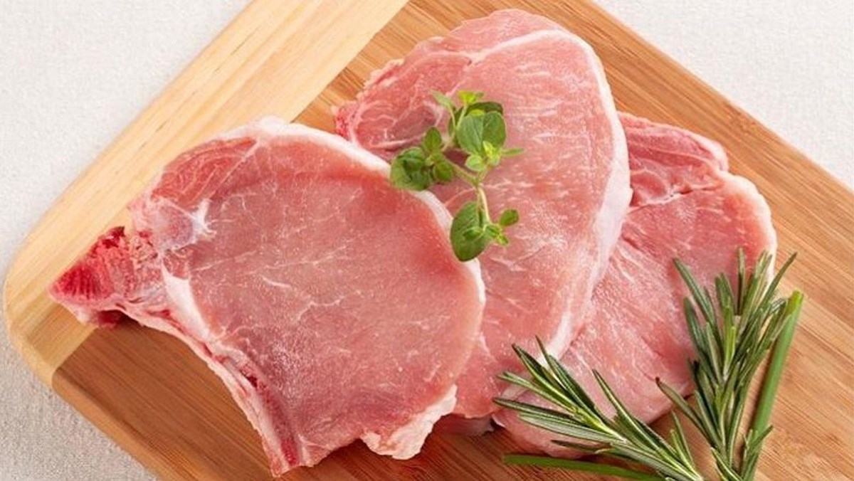 Giá thịt heo giảm mạnh tại chợ ở TP HCM